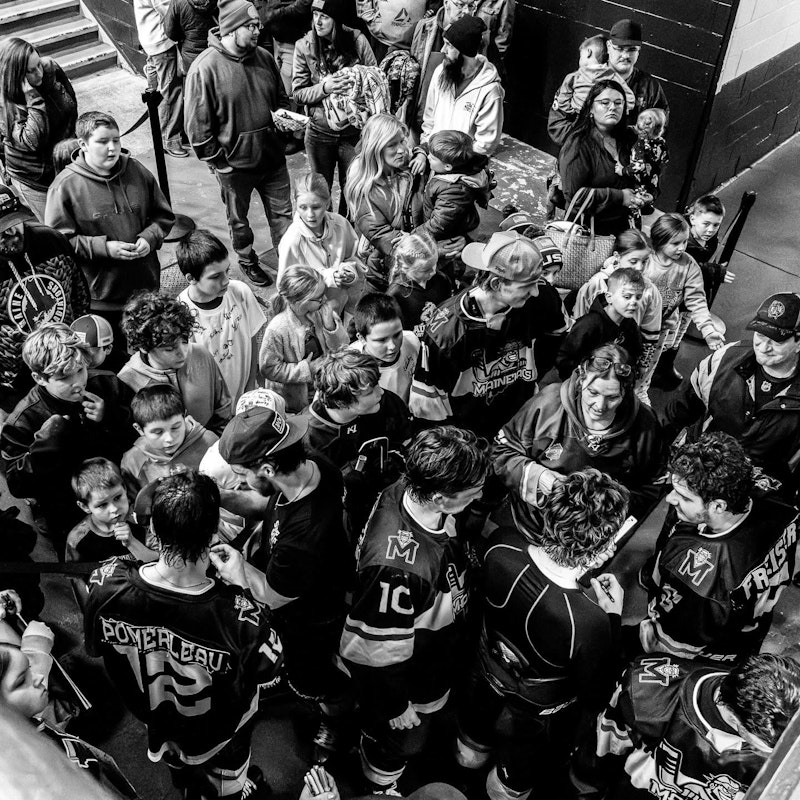 MAINEiacs players signing autographs for young fans in the Colisée concourse